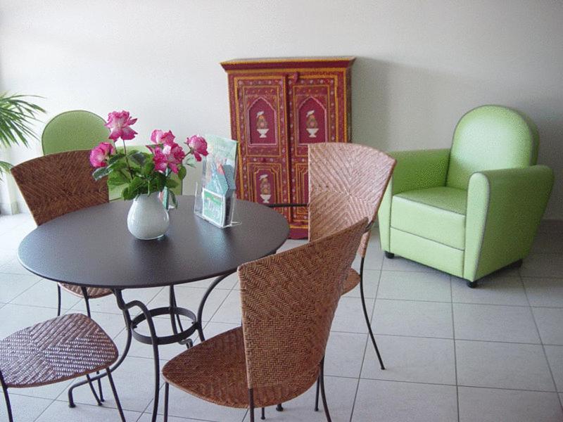 Home Du Buisson Hotel Des Familles Иль Экстерьер фото